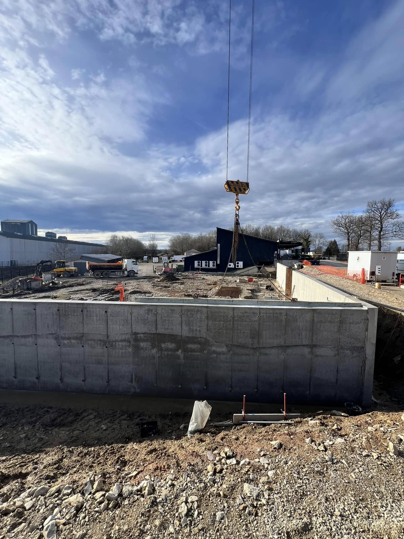 Ouverture de fondation pour un mur en bancher
